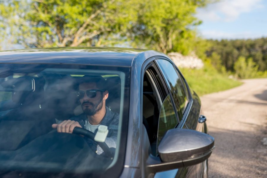 hombre-barbudo-adulto-conduciendo-coche-dia-soleado_23-2148181493