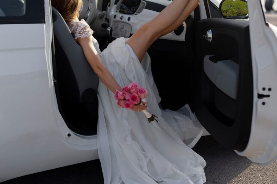 pareja-recien-casados-dentro-auto-pequeno_23-2149450476